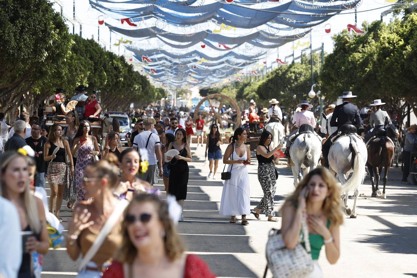 Ambiente espectacular en la Feria de Málaga en este lunes festivo