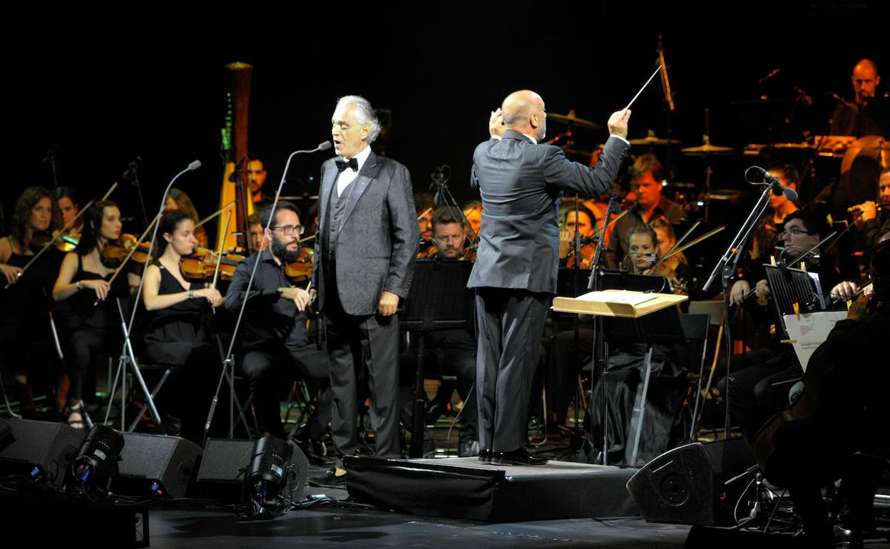 Andrea Bocelli, anoche en Starlite, junto a la Orquesta Sinfónica de Málaga. 