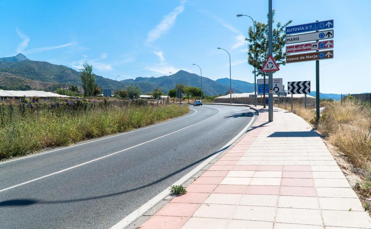 Imagen de la antigua N-340 a su paso por la vega de Maro, por donde discurrirá el futuro carril bici. 