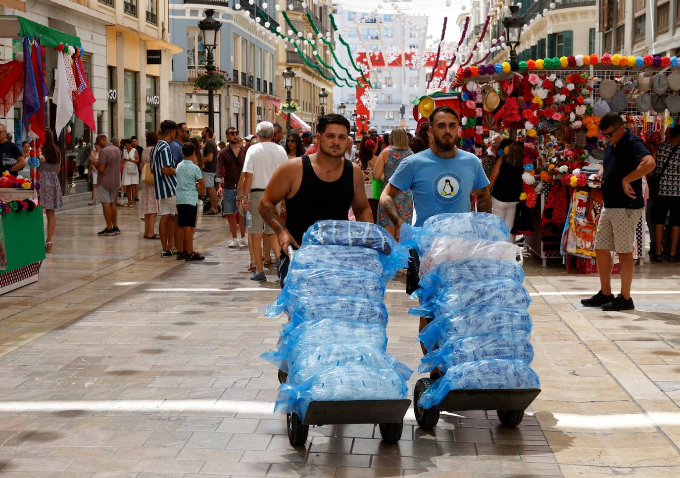 El calor no puede con las ganas de fiesta de malagueños y visitantes