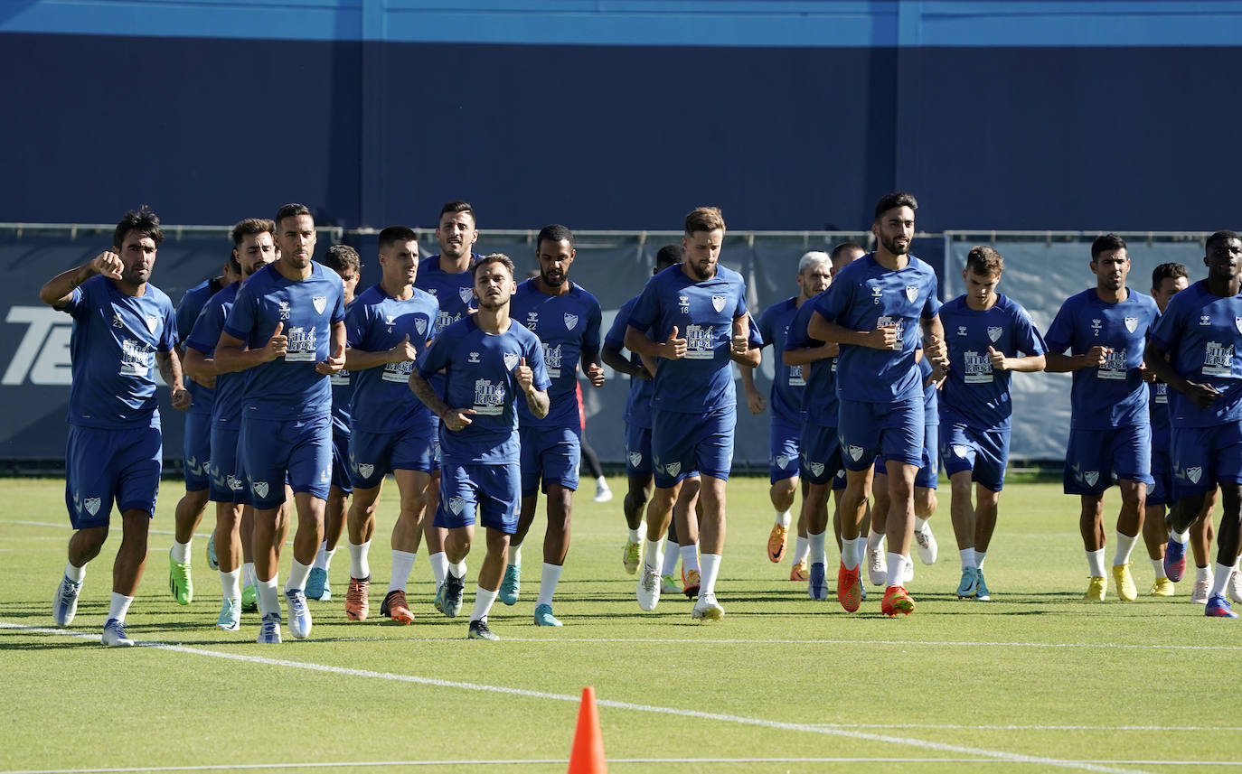 El Málaga ya se entrena con los nuevos fichajes Villalba y Hervías. Otra de las novedades de la sesión del entrenamiento es la reincorporación progresiva del delantero Pablo Chavarría. Fran Sol sigue al margen por una lesión de tobillo.