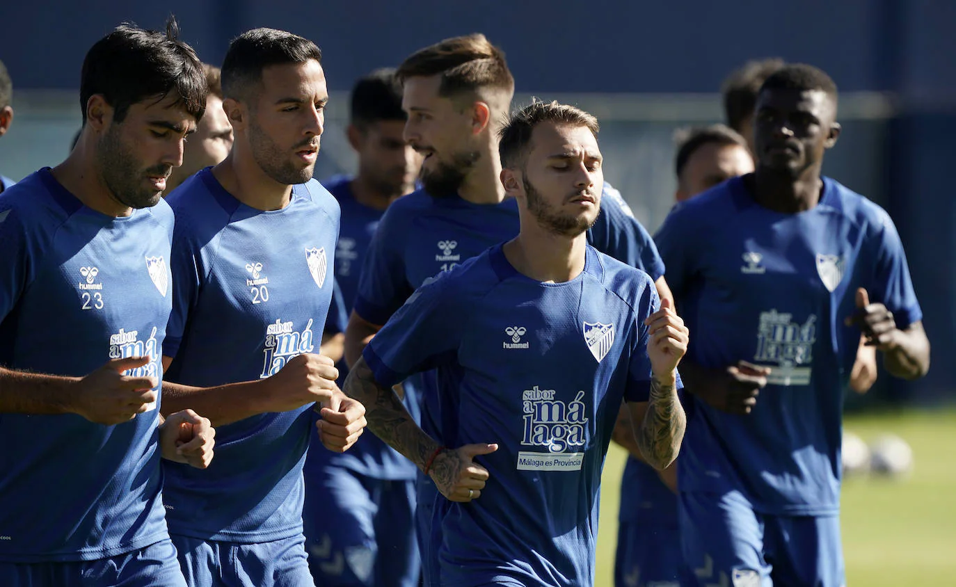 El Málaga ya se entrena con los nuevos fichajes Villalba y Hervías. Otra de las novedades de la sesión del entrenamiento es la reincorporación progresiva del delantero Pablo Chavarría. Fran Sol sigue al margen por una lesión de tobillo.