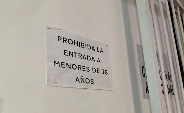 El cartel a la entrada de una de las casetas. 