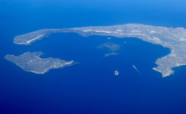 La caldera de Santorini, cuya erupción de 1628 antes de la era común se vincula con el colapso de la civilización minoica.