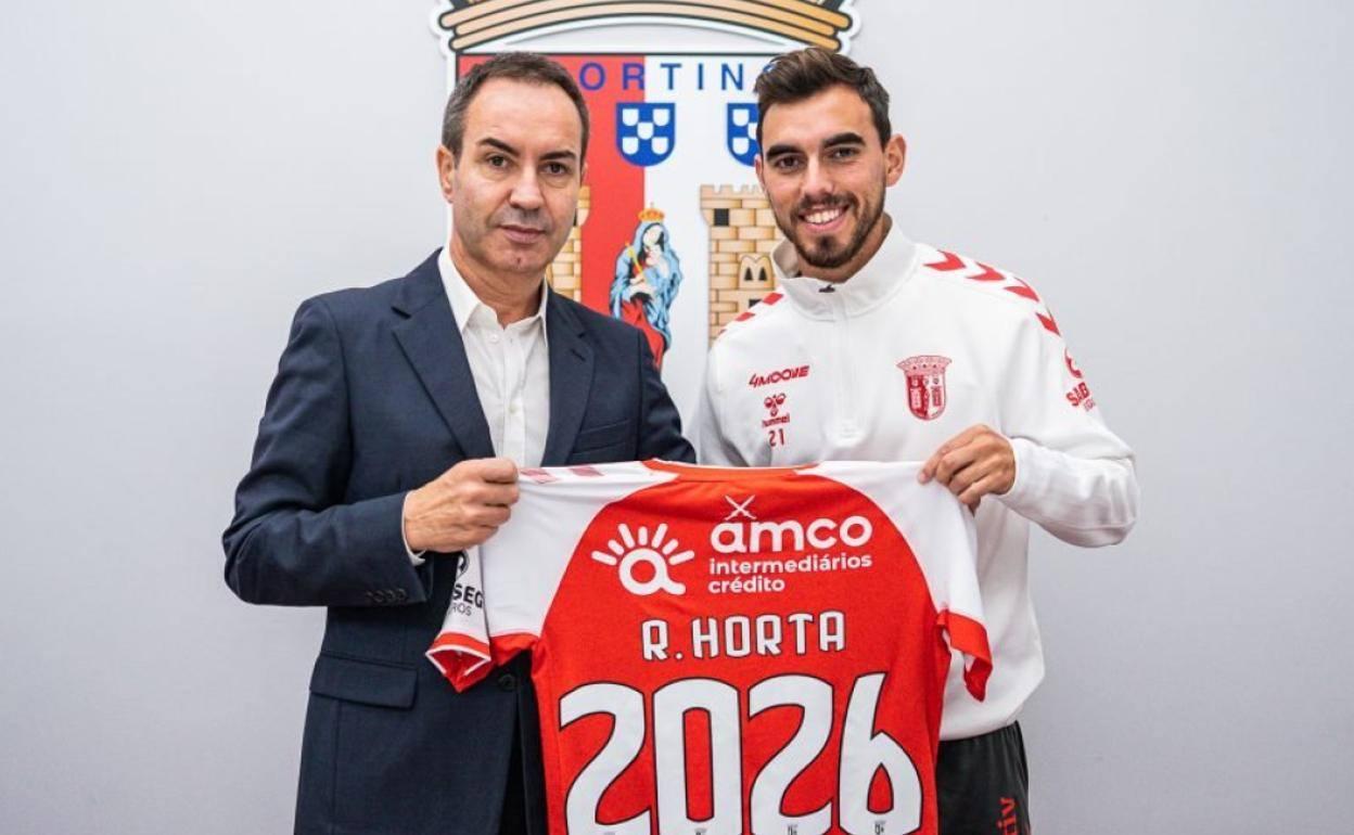 Antonio Salvador, presidente del Braga, posa con Horta tras el acuerdo de renovación hasta 2026.