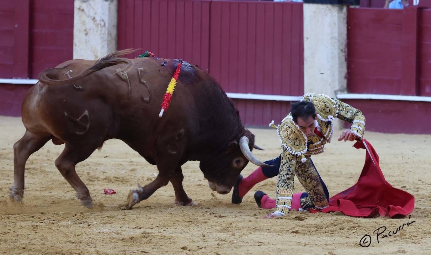 El torero malagueño quedó inconsciente en el ruedo tras un golpe en la cara al ser cogido de manera sobrecogedora. 