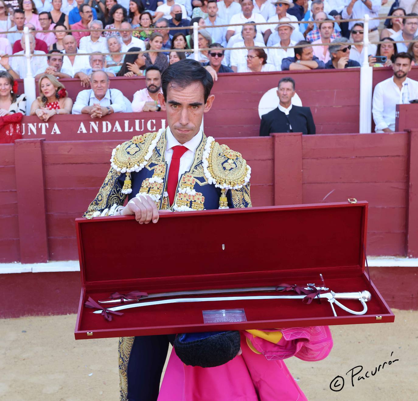 El torero malagueño quedó inconsciente en el ruedo tras un golpe en la cara al ser cogido de manera sobrecogedora. 