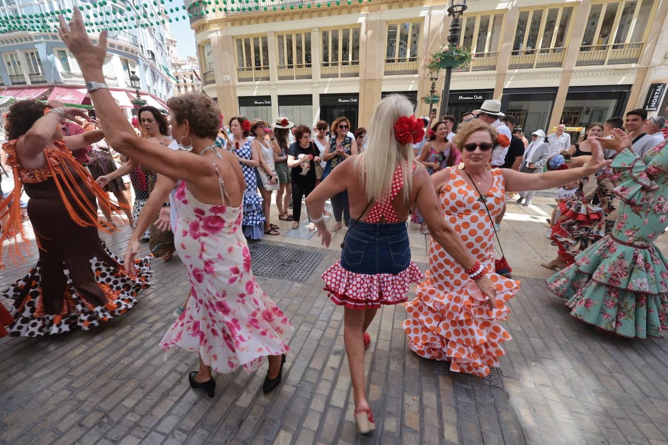 Baile y buen ambiente de feria en el entorno de la calle Larios de Málaga 