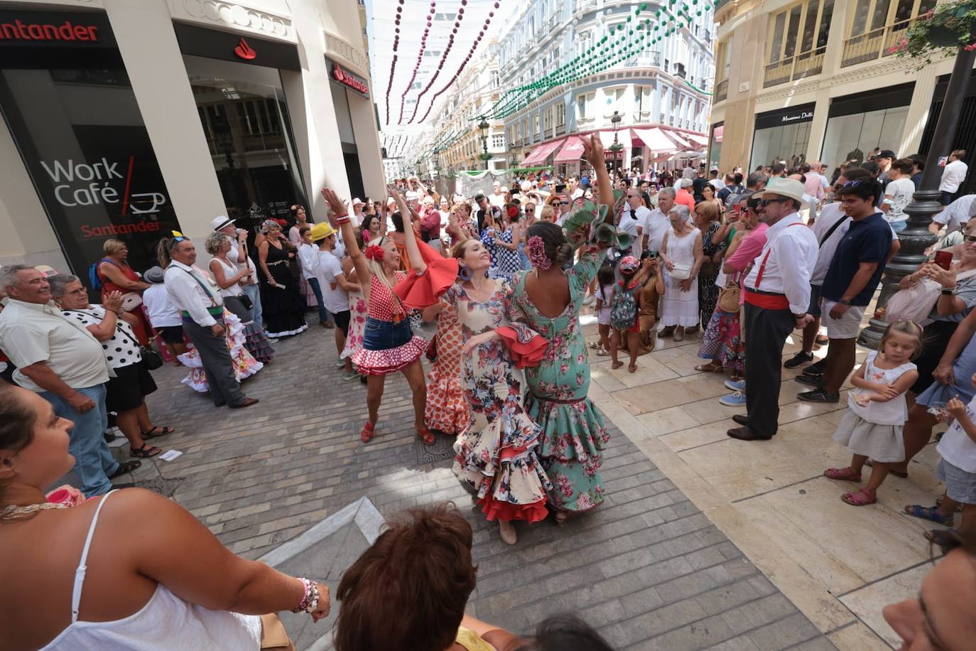 Baile y buen ambiente de feria en el entorno de la calle Larios de Málaga 