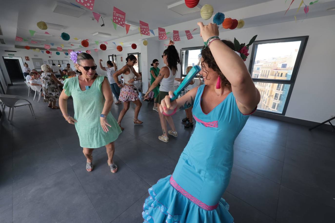 Grupos de amigos y familiares disfrutaron del jueves de Feria previo al festivo 