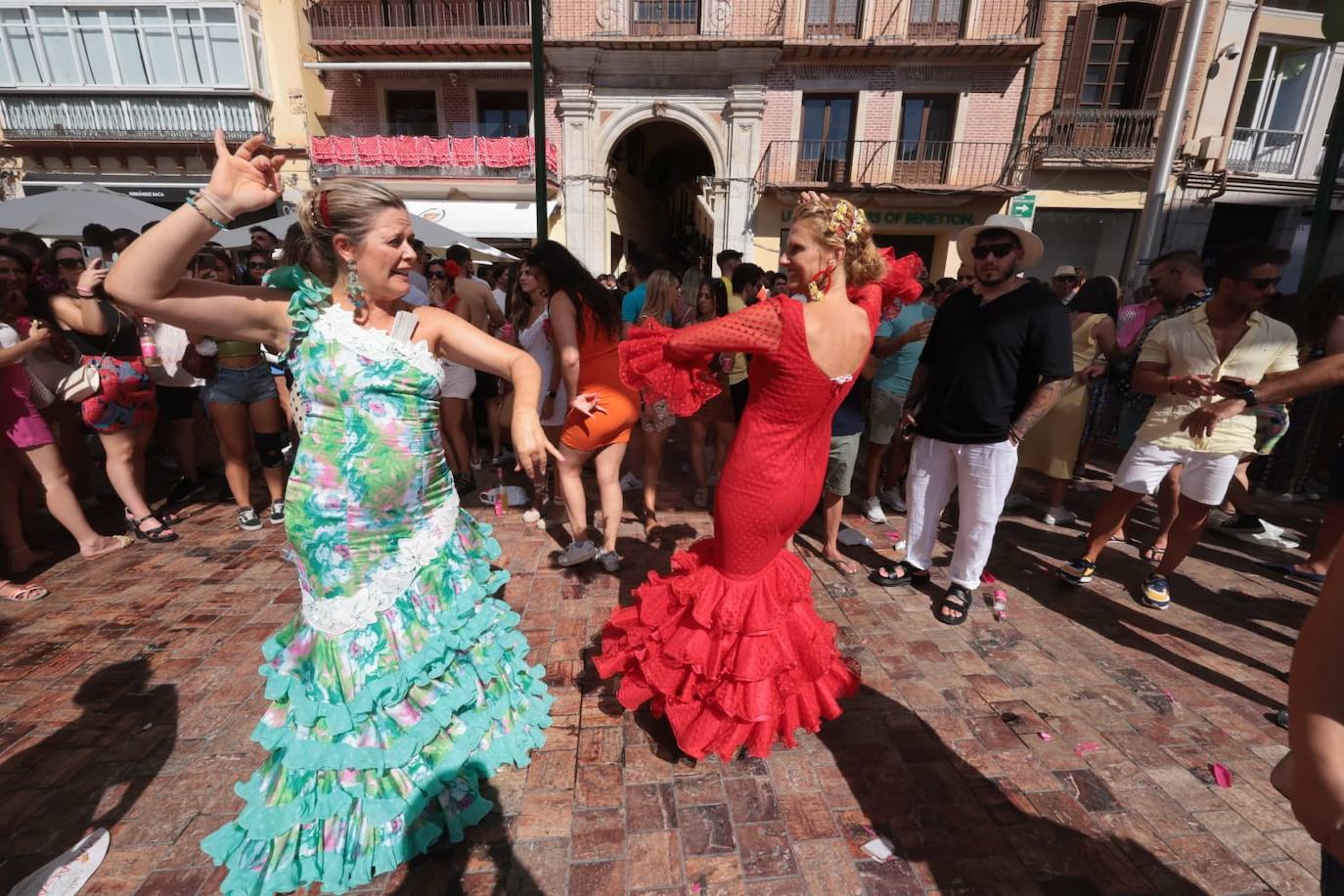 Grupos de amigos y familiares disfrutaron del jueves de Feria previo al festivo 