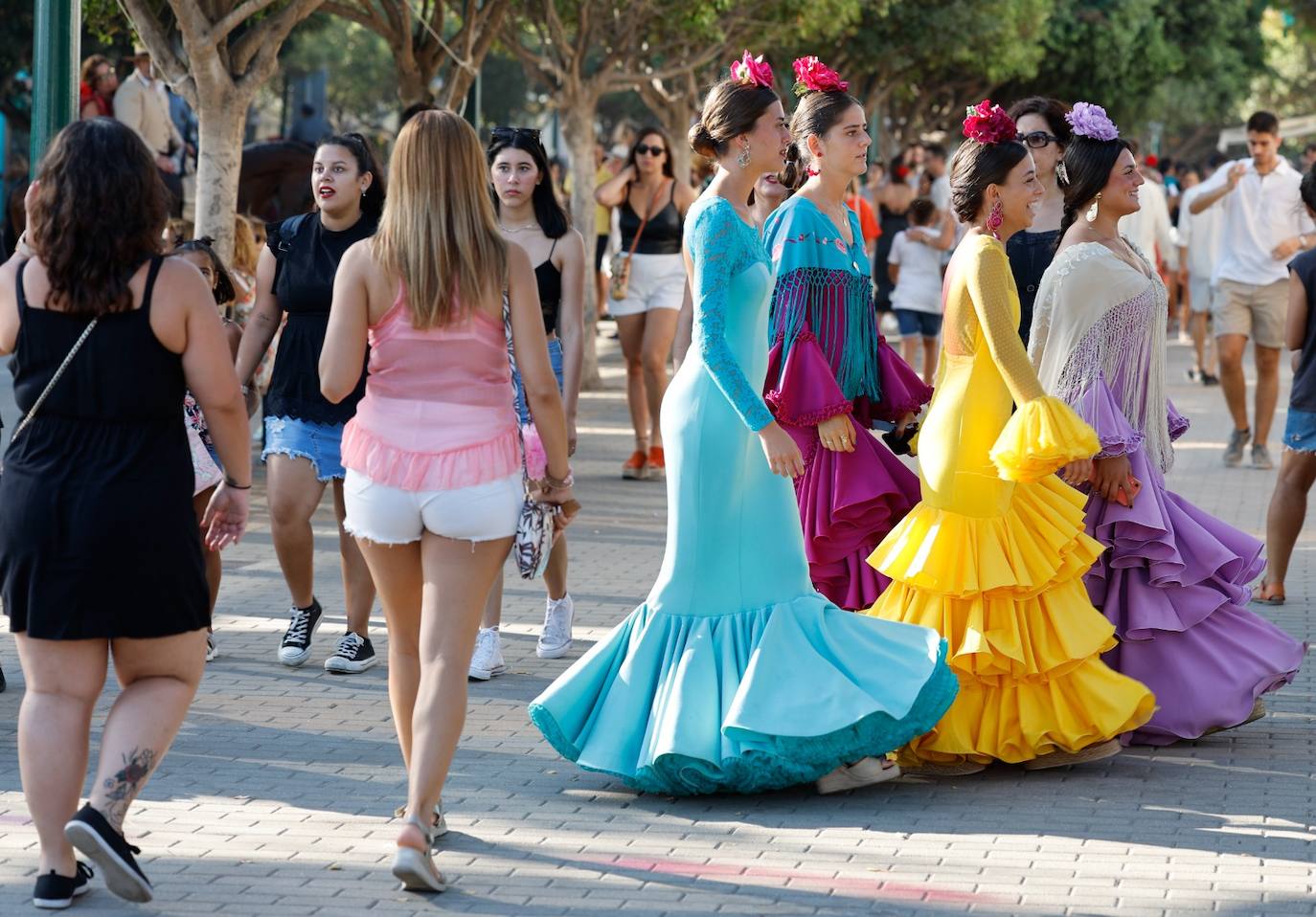 Grupos de amigos y familiares disfrutaron del jueves de Feria previo al festivo 