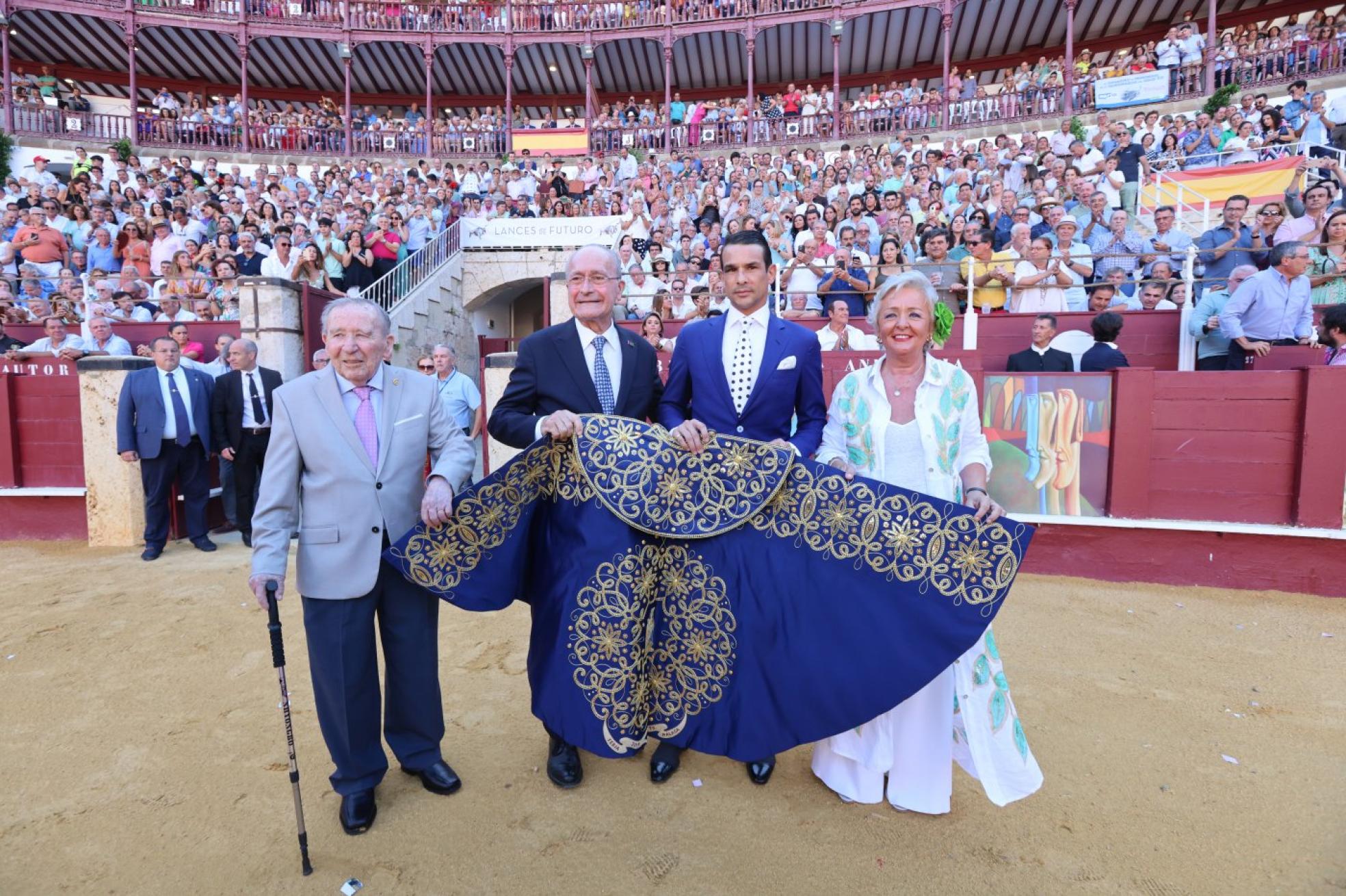 Entrega del Capote de Paseo a José María Manzanares