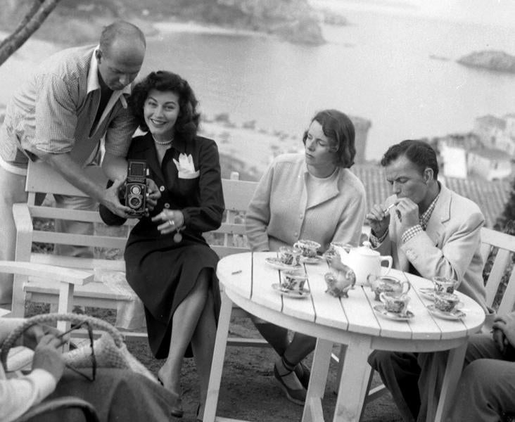 Ava Gardner en Tossa de Mar (Girona), acompañada de su tercer marido Frank Sinatra (d), donde llegó para rodar la película 'Pandora y el holandés errante'.