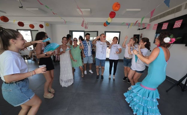 Familiares y amigos bailan en la casa hermandad de Fusionadas. 