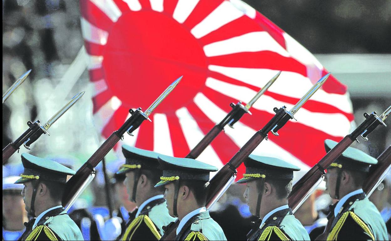 Solados desfilan entre banderas desplegadas en la base de Asaka, cerca de Tokio.