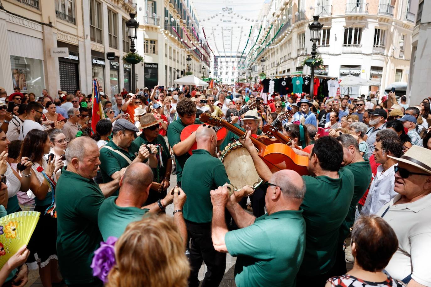 En el centro de Málaga las ganas de fiesta no desfallecieron este viernes 