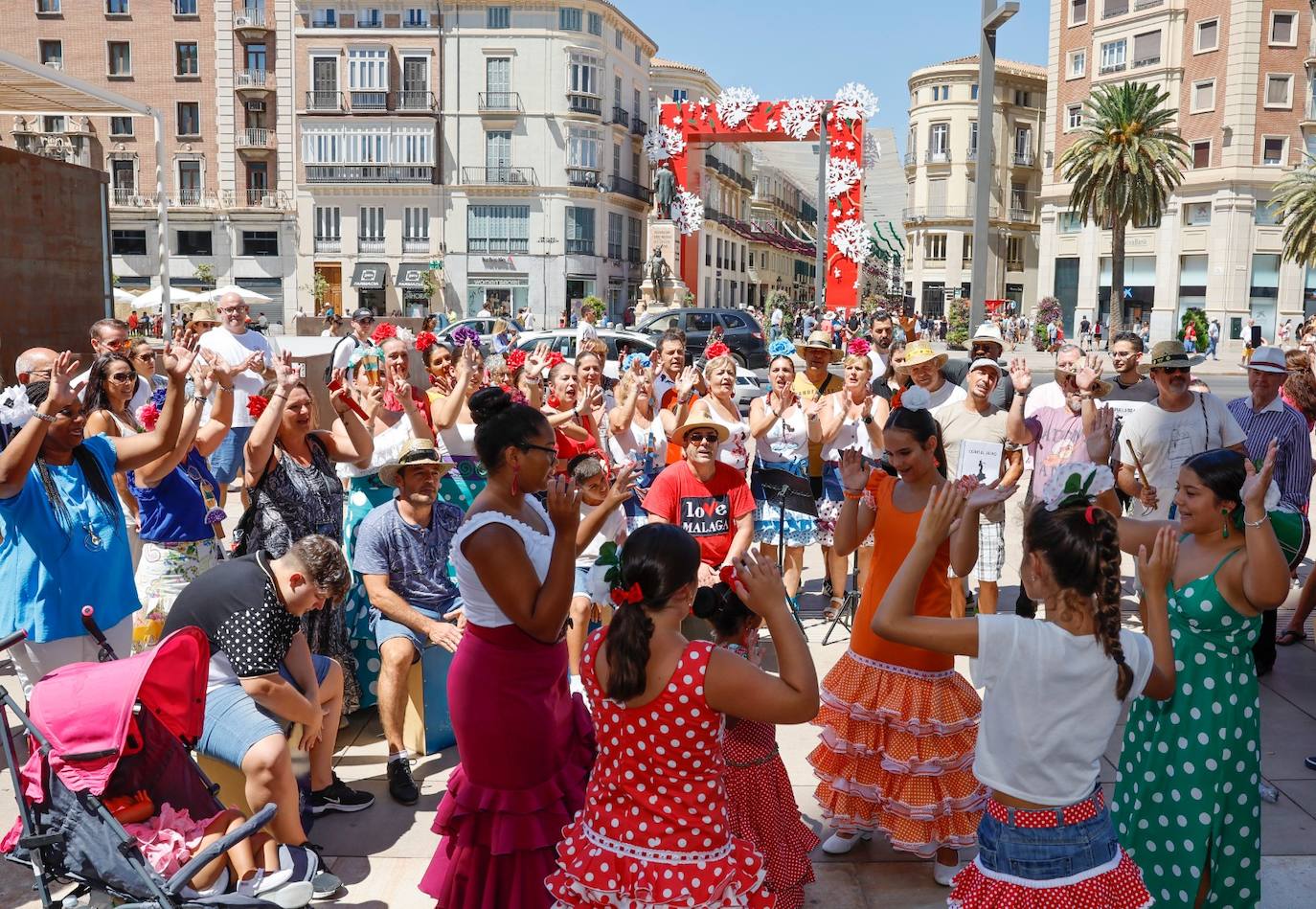 En el centro de Málaga las ganas de fiesta no desfallecieron este viernes 