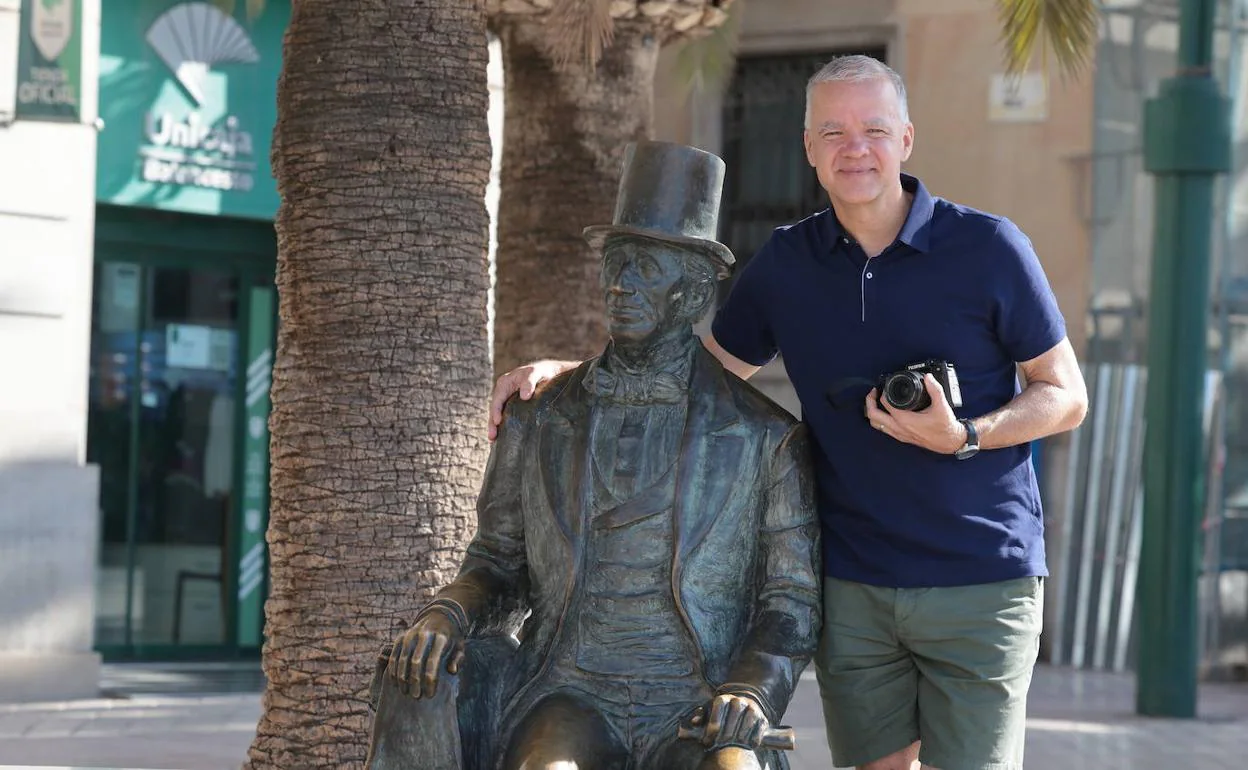 Christian Machowski, junto a la estatua de otro 'Christian', Hans Christian Andersen, en la plaza de la Marina. 