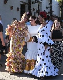 Imagen secundaria 2 - En la primera y la segunda foto, el ambiente en el real ayer por la tarde. En la última, flamencas viviendo su última jornada en el Cortijo de Torres. 