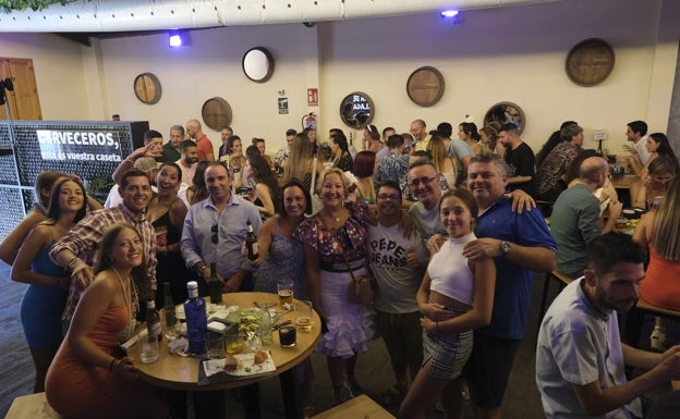 Imagen principal - En la primera y la segunda foto, el ambiente en el real ayer por la tarde. En la última, flamencas viviendo su última jornada en el Cortijo de Torres. 