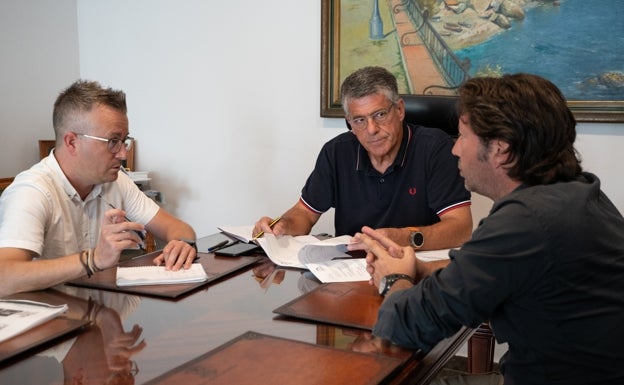 Reunión de trabajo en la Alcaldía con el responsable de la ONG. 