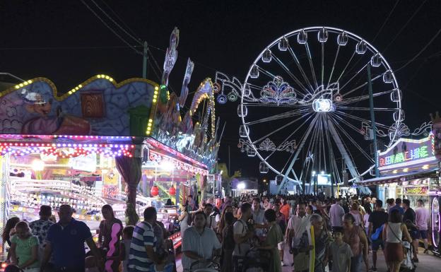 Imagen principal - Noria: A ocho euros costaba el viaje para ver la feria desde las alturas. Barco vikingo: otra de las atracciones más populares. Los coches de choque: un clásico de las ferias que no pasa de moda.