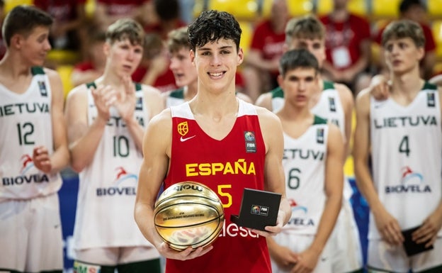 Saint-Supery, con los trofeos de MVP del torneo y de su plaza en el mejor quinteto del mismo. 