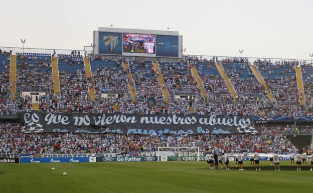 Imagen principal - Arriba, la pancarta en Fondo que rezaba 'Lo que no vieron nuestros abuelos lo verán nuestros hijos', a la salida de los equipos; sobre estas líneas, voluntarios agitan una lona con el logo de la Champions, y a la derecha la portada de este diario el día siguiente al partido, tras el 2-0. 