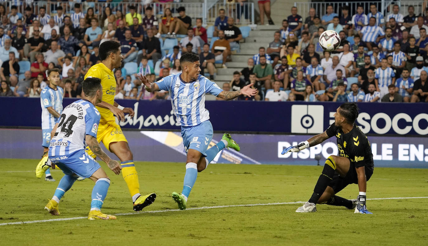 El conjunto visitante se adelantó en el minuto 43 y terminó goleando al Málaga en un partido para olvidar 