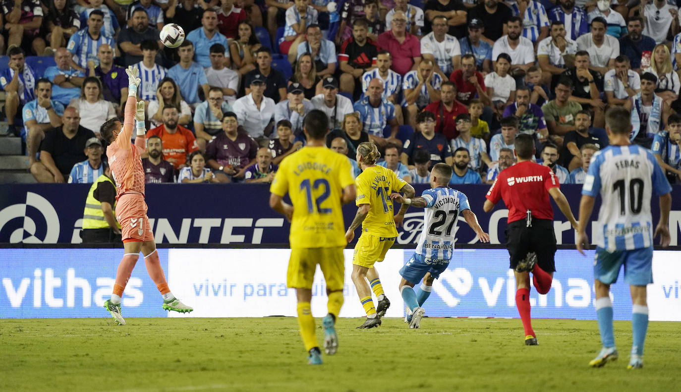 El conjunto visitante se adelantó en el minuto 43 y terminó goleando al Málaga en un partido para olvidar 