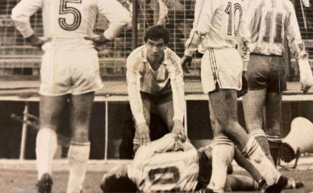 Imagen principal - Arriba, en un partido contra el Real Madrid. Abajo, a la derecha, cuando era entrenador de El Palo.