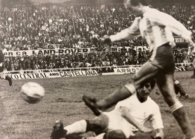 Imagen secundaria 1 - Arriba, en un partido contra el Real Madrid. Abajo, a la derecha, cuando era entrenador de El Palo.