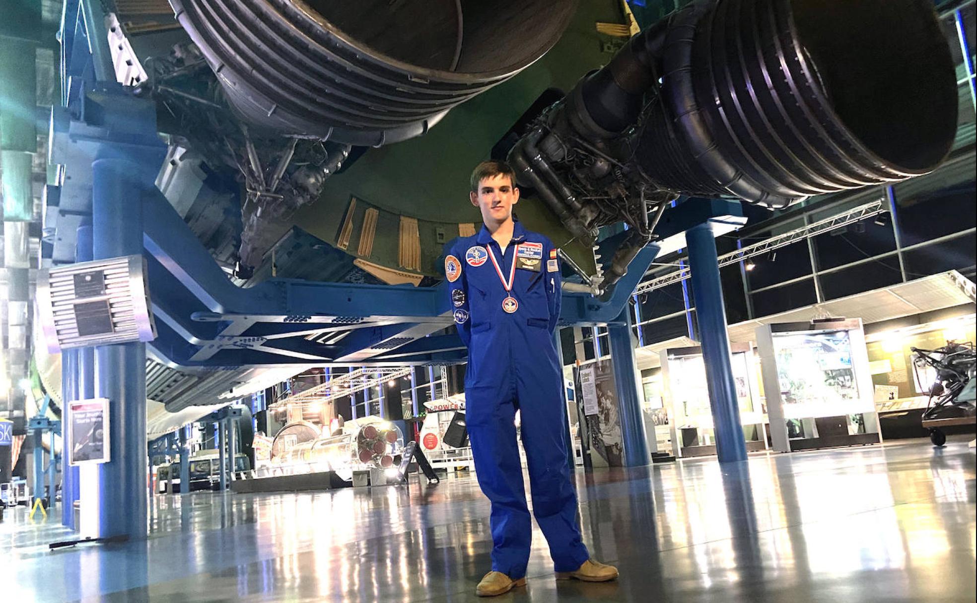 Huntsville. Martín Sierra, bajo los motores Rocketdyne F1 del Saturno V en este centro de investigación espacial. 