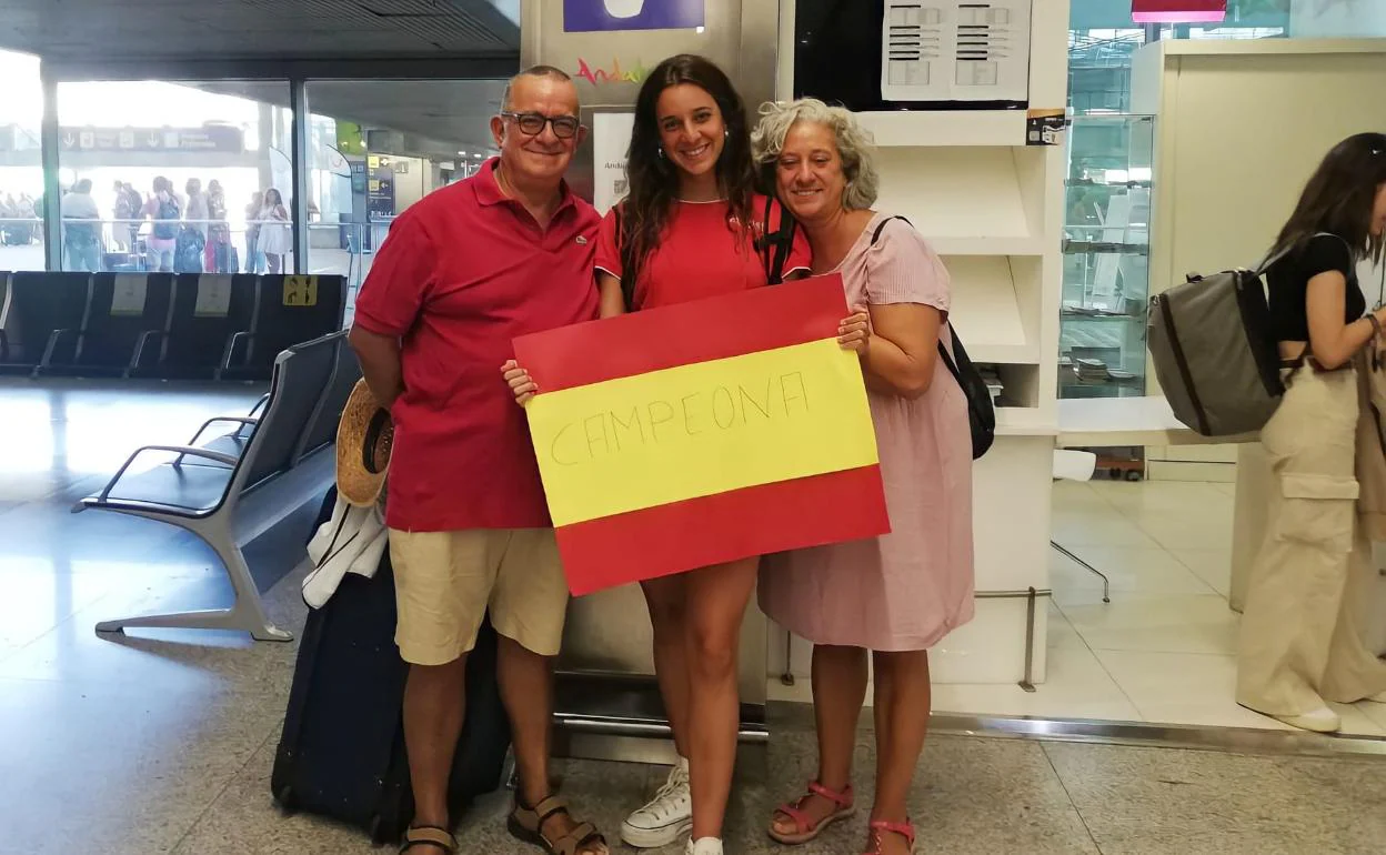 María de Valdés, arropada ayer por sus padres, Antonio y María, en su regreso a Málaga tras el Europeo de Roma. 