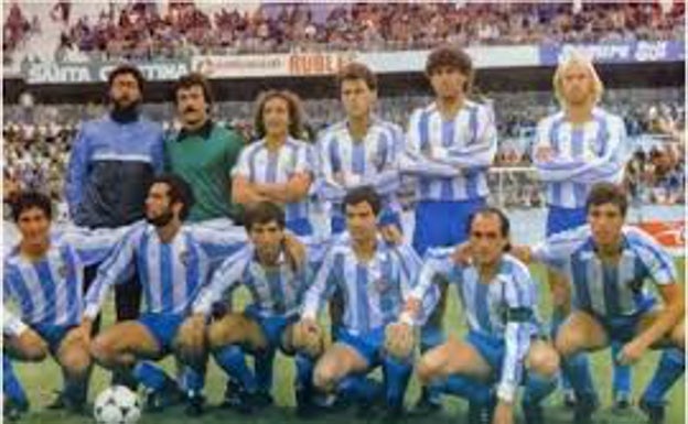 Un once del Málaga de los ochenta, con Martín agachado y el segundo por la derecha (con el brazalete de capitán). 