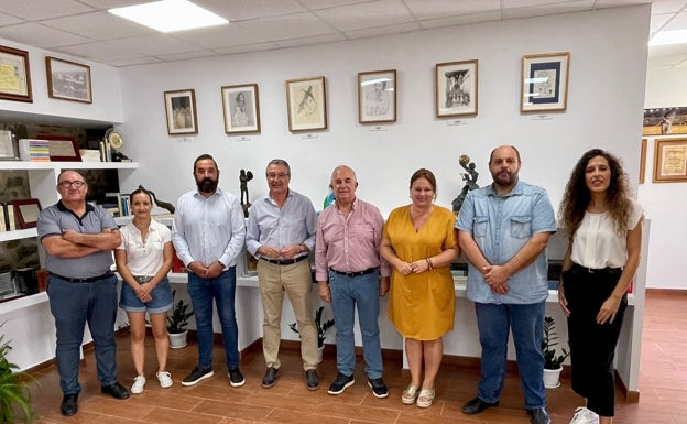 El presidente de la Diputación, Francisco Salado, con Salvador Pendón en la exposición de su material donado. 