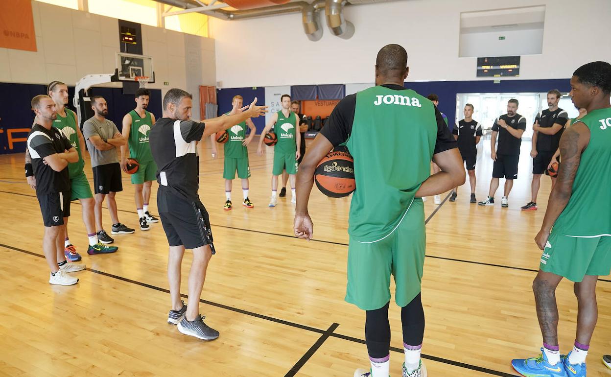 Ibon Navarro se dirige al grupo en la sesión de entrenamiento de este martes. 