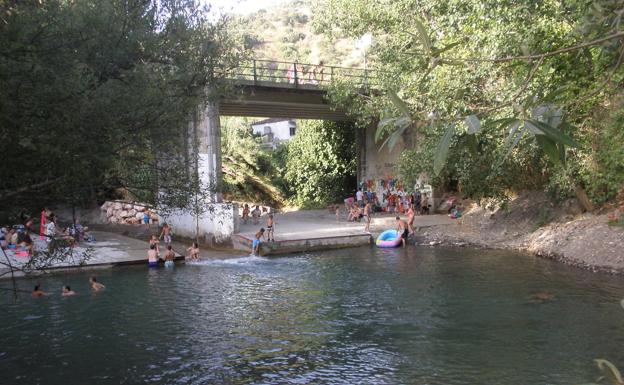 Bajo el puente, río abajo, hay una poza de escasa profundidad y de aguas cristalinas. 