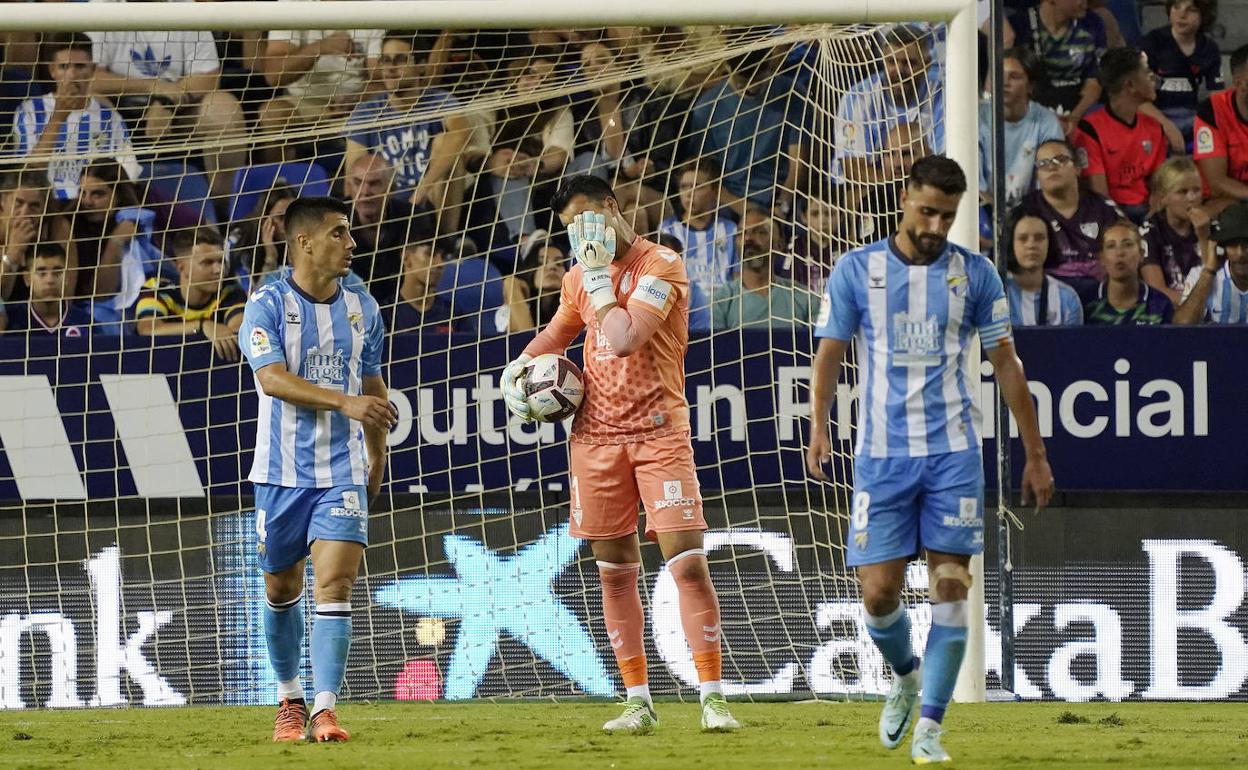 La decepción palpable en Bustinza, Manolo Reina y Luis Muñoz, tras encajar un gol el lunes. 