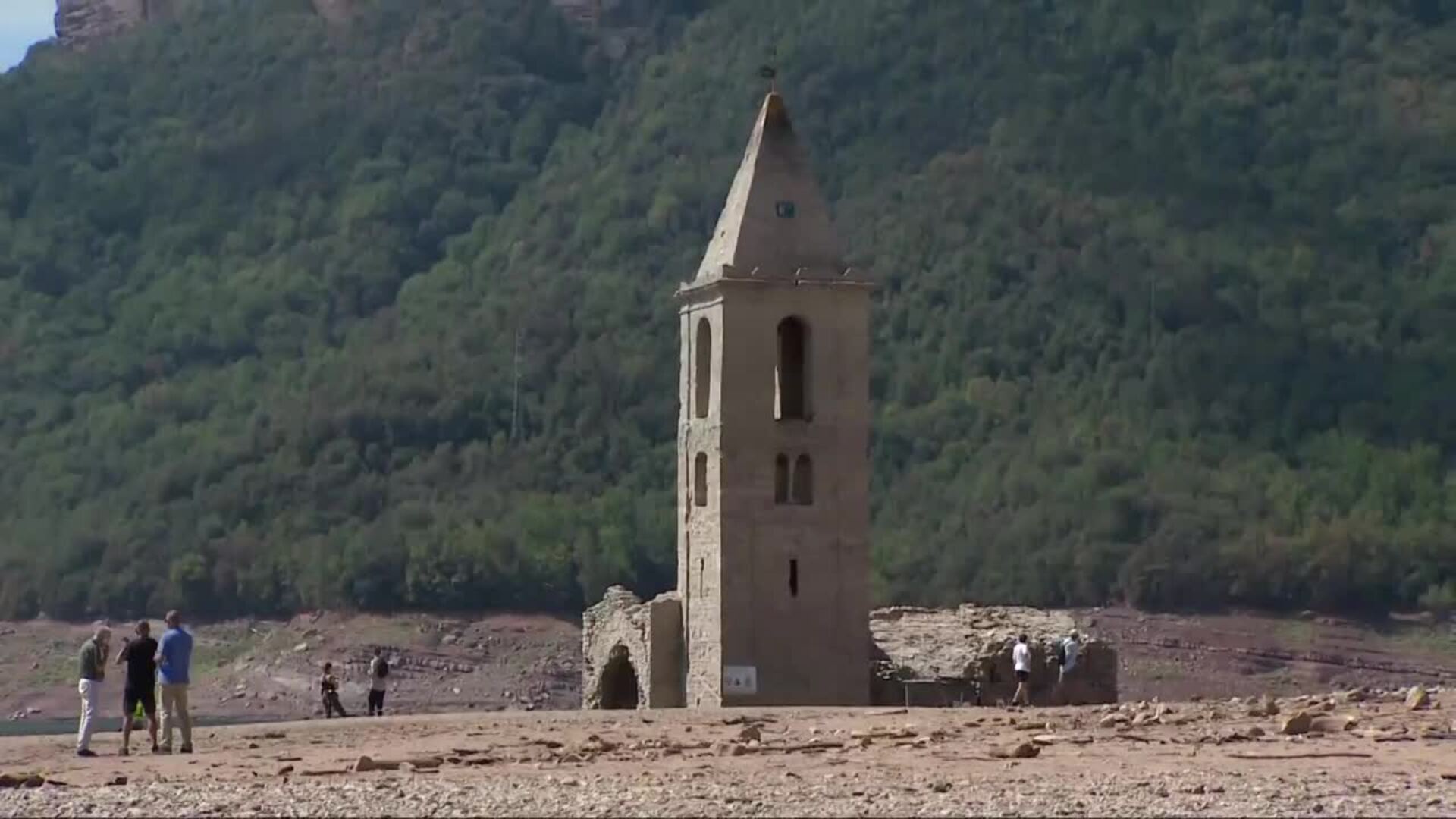 Vilanova de Sau rechaza el turismo de sequía ante la avalancha de visitantes