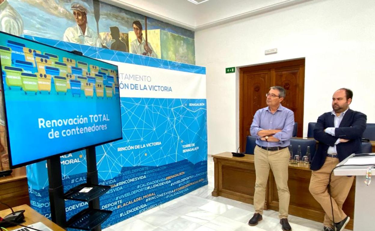 Francisco Salado y Borja Ortiz, en la presentación de la nueva estrategia de limpieza en Rincón de la Victoria. 