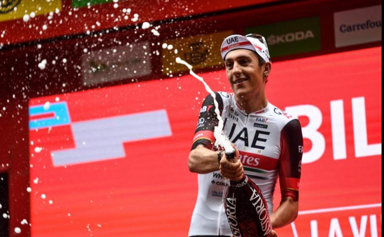 Marc Soler celebra su triunfo en Bilbao.