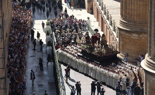 Una de las dos grúas previstas para la obra de la cubierta de la Catedral se ubicará en la zona en la que se instala la rampa por la que suben los tronos. 