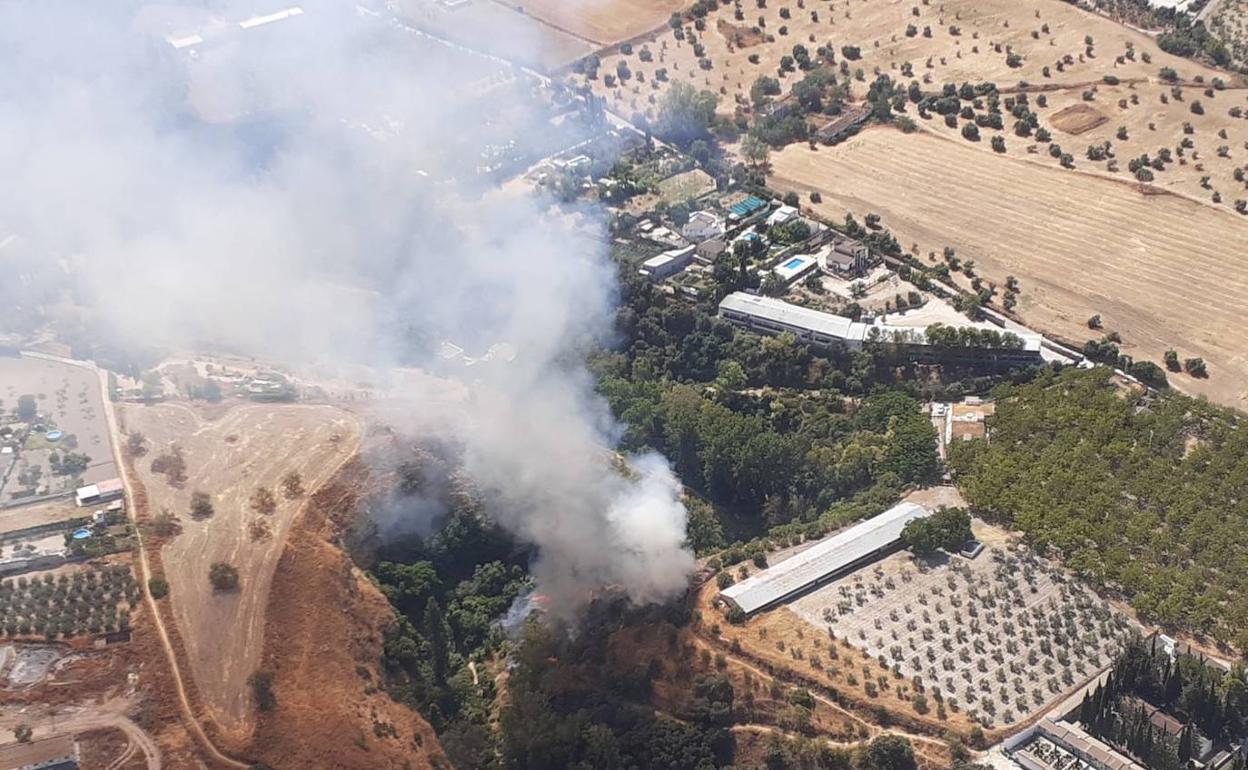 Imagen del incendio declarado este viernes. 