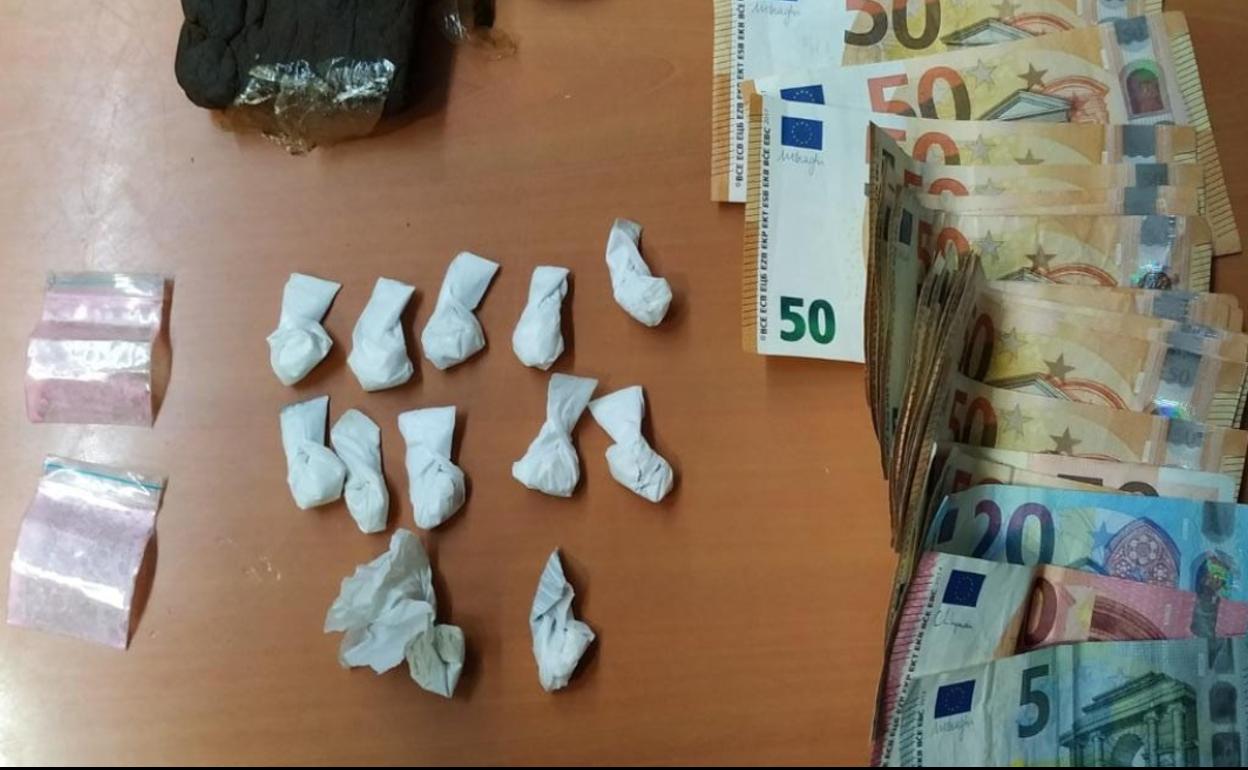 Imagen con las sustancias y el dinero intervenido durante el operativo desplegado. 