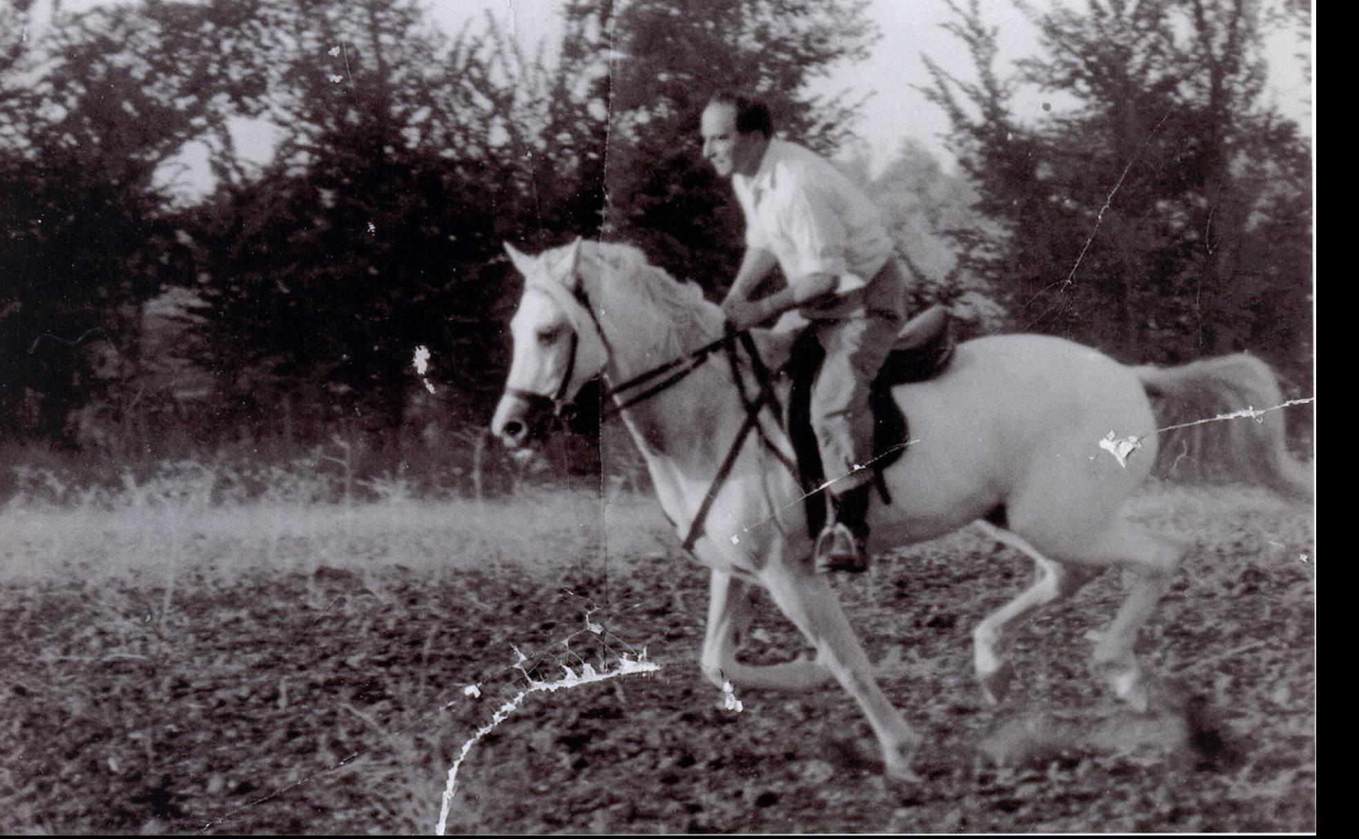 José Antonio Muñoz Rojas montando a caballo. 