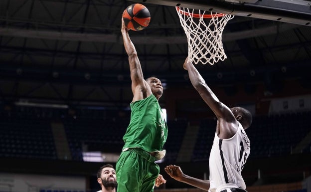 Un espectacular mate de Carter ante Niang en el partido. 