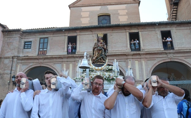 La Patrona, en el momento de su salida desde el santuario. 