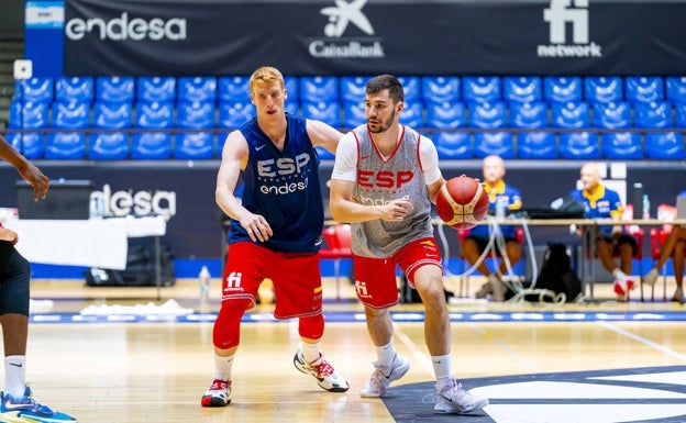 Alberto Díaz y Darío Brizuela en un entrenamiento con la selección española este agosto. 